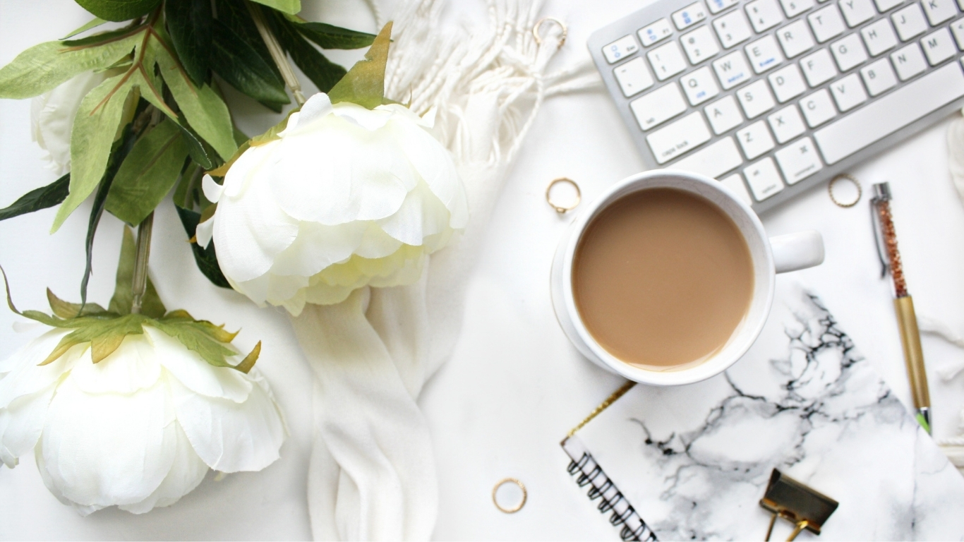 Professzionális munkaterület laptoppal és kávéval